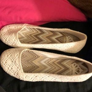WHITE FLATS